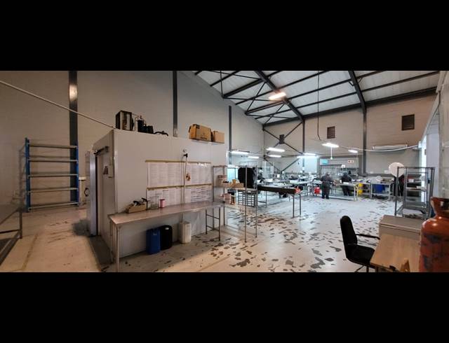 479M² WAREHOUSE TO LET IN STIKLAND INDUSTRIAL